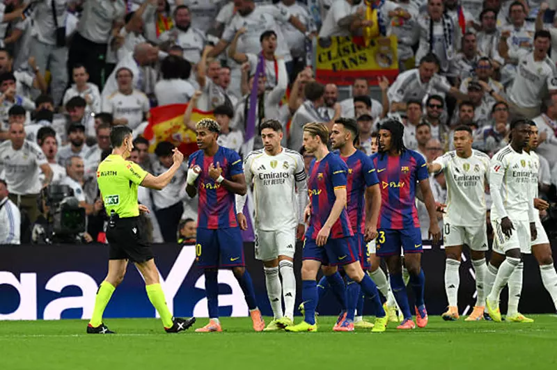 الفار يلغي هدفًا وركلة جزاء لريال مدريد ضد برشلونة