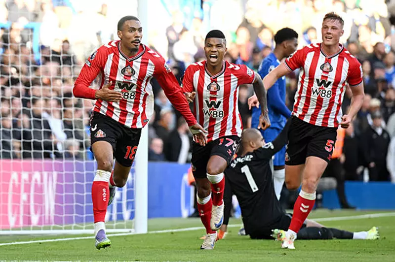 سندرلاند يسقط تشيلسي ويصعد لوصافة الدوري الإنجليزي