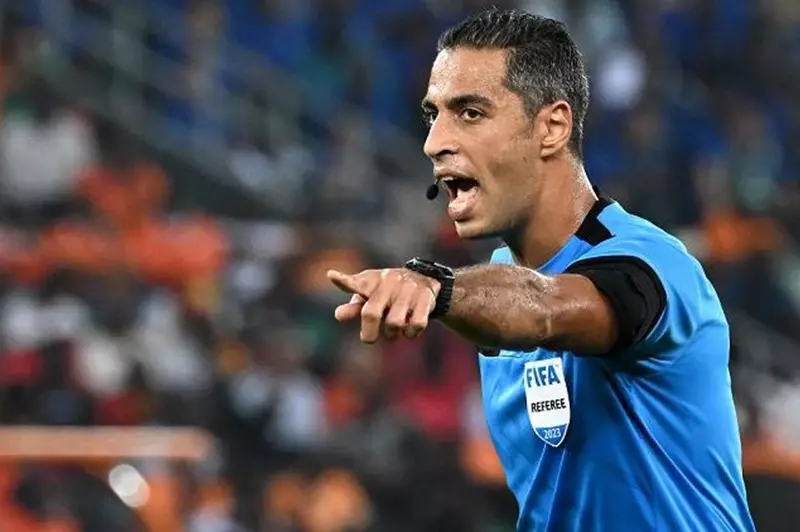 صافرة أمين عمر تحكم مباراة الأهلي والمصري في الدوري
